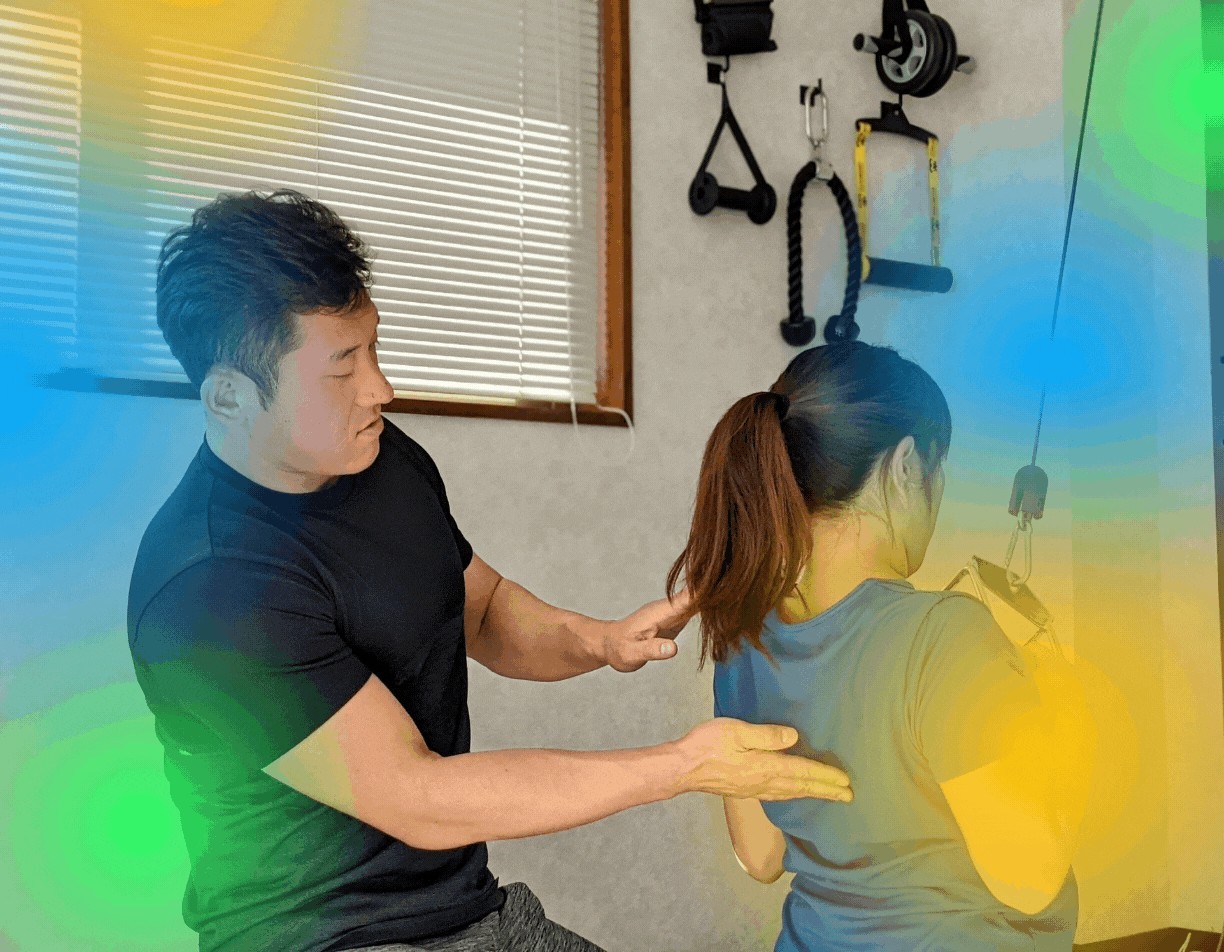 トレーナーが女性会員の姿勢をマンツーマンで確認している様子（スマホ用）